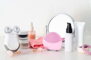 Foundation Application Made Easy: Exploring Sponges vs. Brushes in Depth